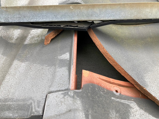 温水器の重みで瓦が破損